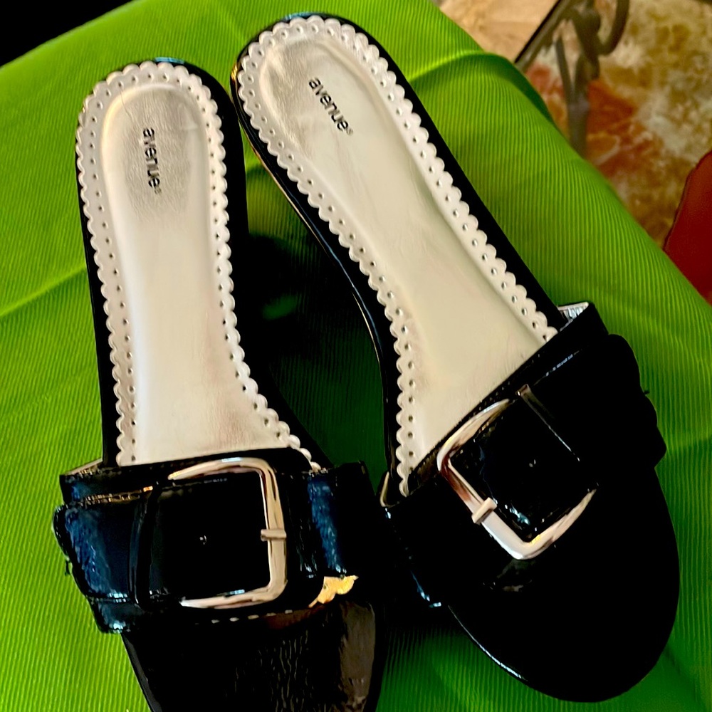 Avenue brand size 8 new never worn wedge sandals black wears like a nine
